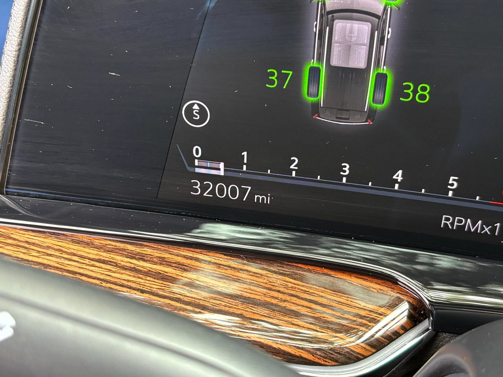 Certified 2023 Cadillac Escalade ESV Premium Luxury AWD/4WD image 23