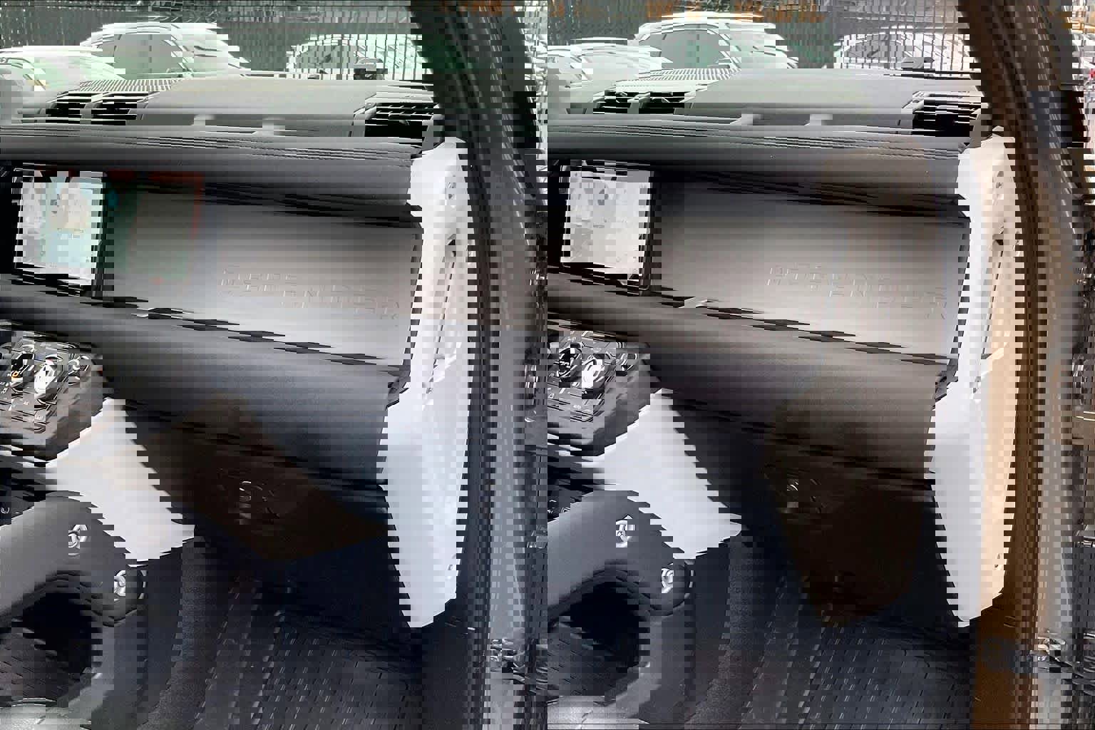 Used 2022 Land Rover Defender 110 SE image 18