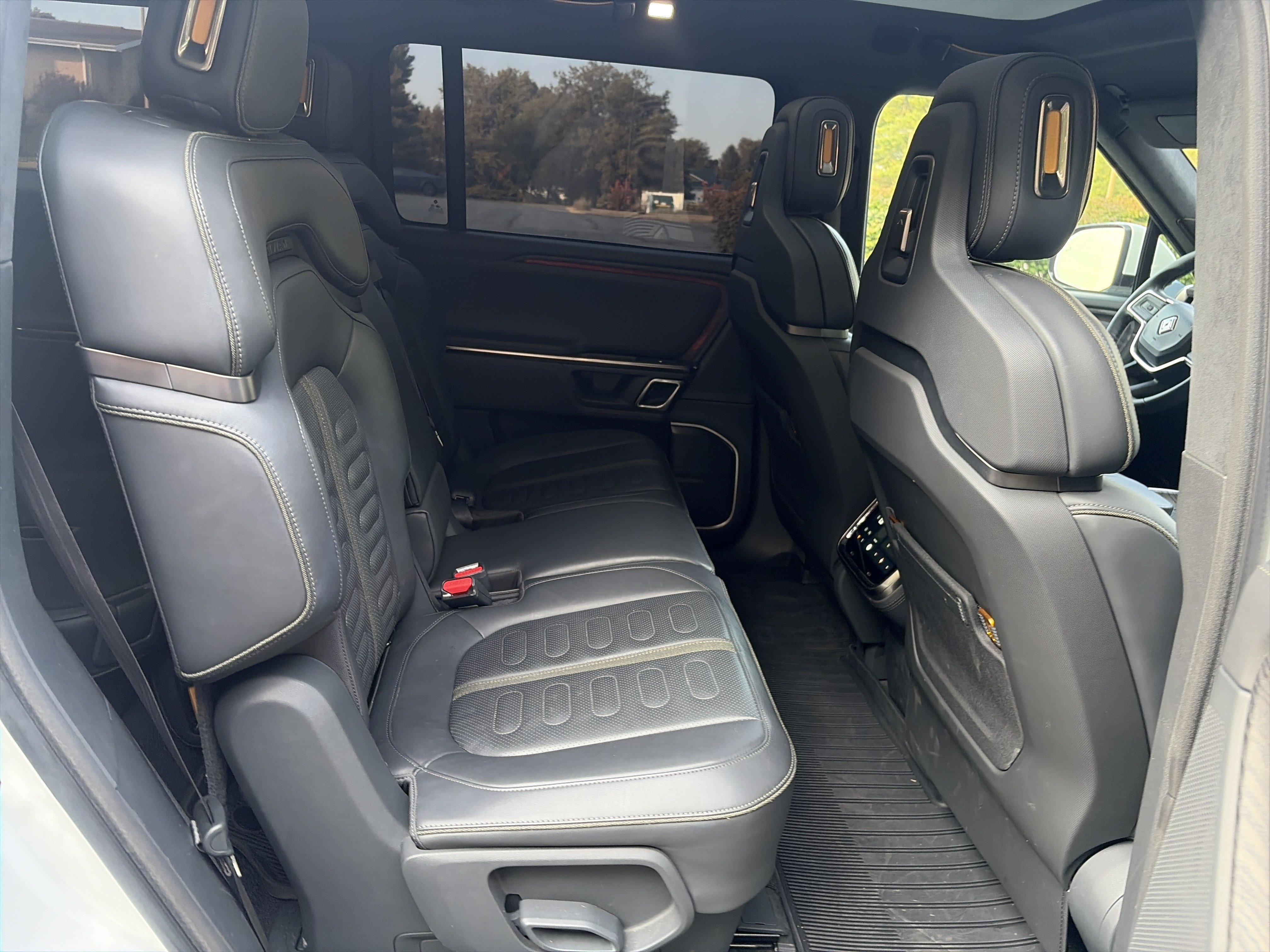 Used 2022 Rivian R1S Launch Edition AWD/4WD image 41