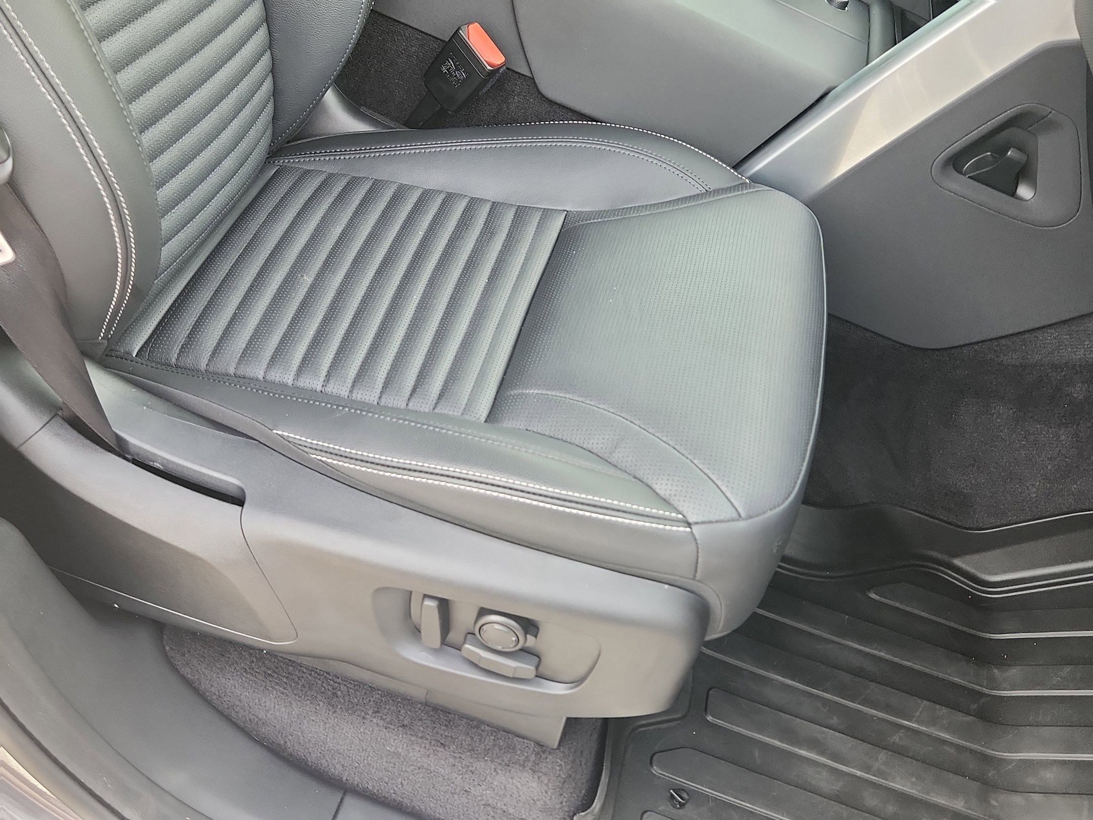 Used 2025 Land Rover Discovery Dynamic SE image 11