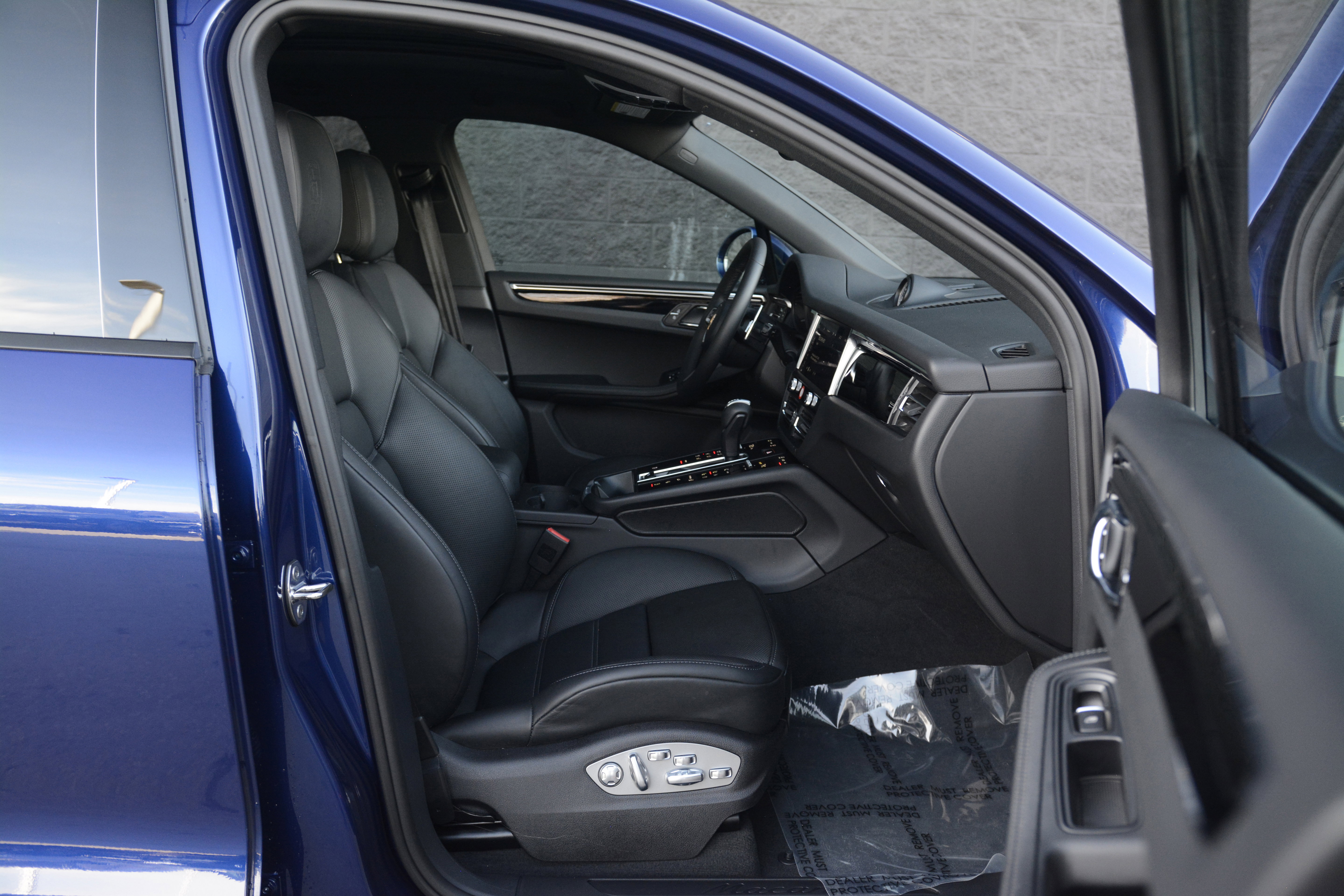 Certified 2026 Porsche Macan AWD/4WD image 28
