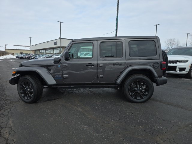 Used 2025 Jeep Wrangler Unlimited Sahara w/ Safety Group AWD/4WD image 3