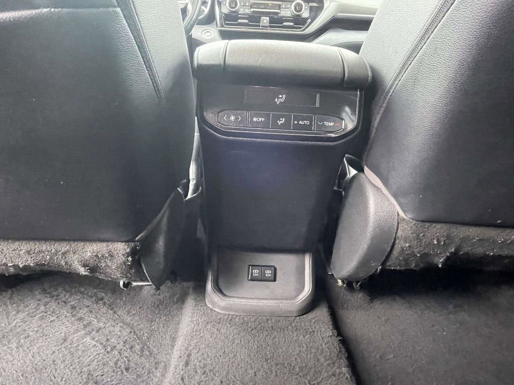 Used 2021 Toyota Highlander XLE AWD/4WD image 16