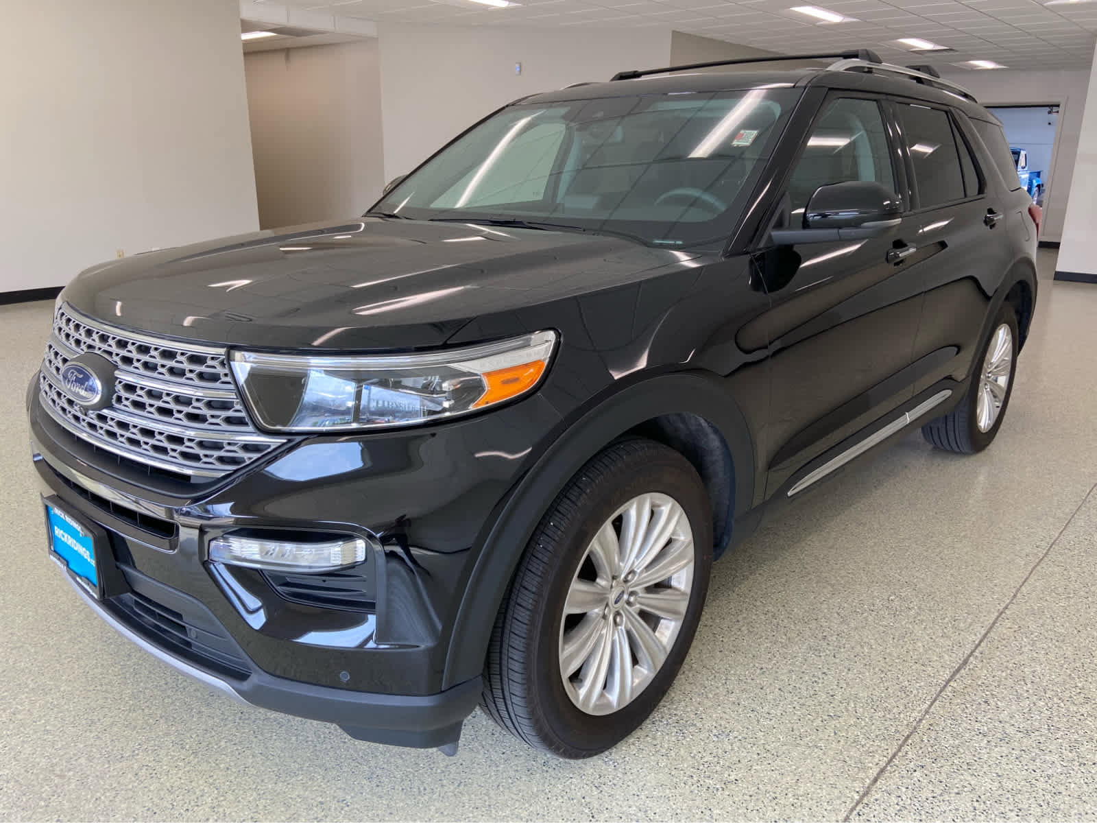 Used 2023 Ford Explorer Limited w/ Limited Technology Package AWD/4WD image 3