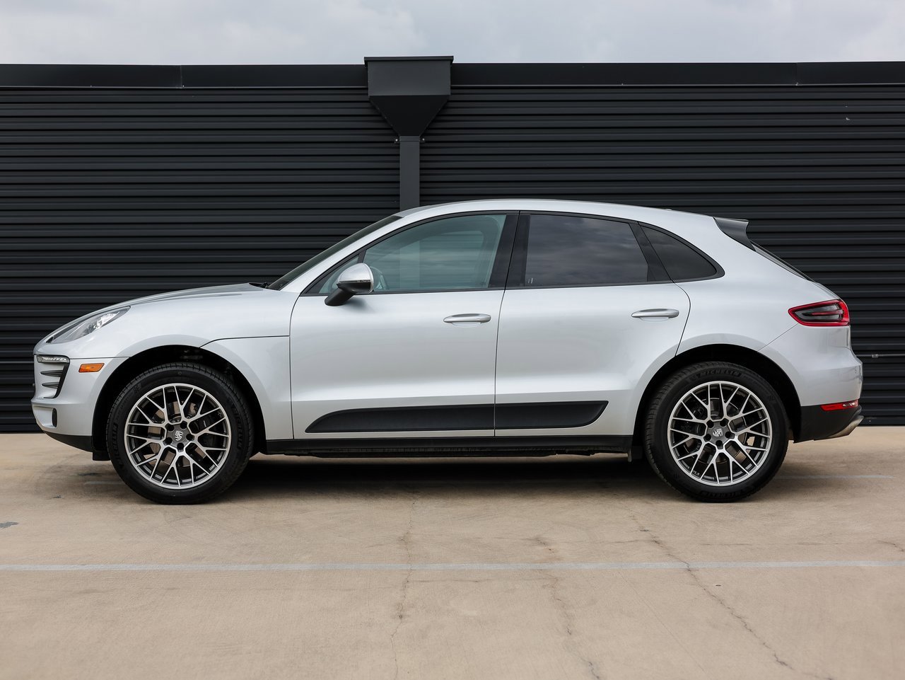 Certified 2018 Porsche Macan image 2