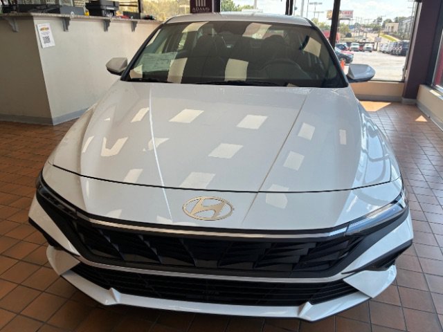 Used 2026 Hyundai Elantra SE FWD image 3