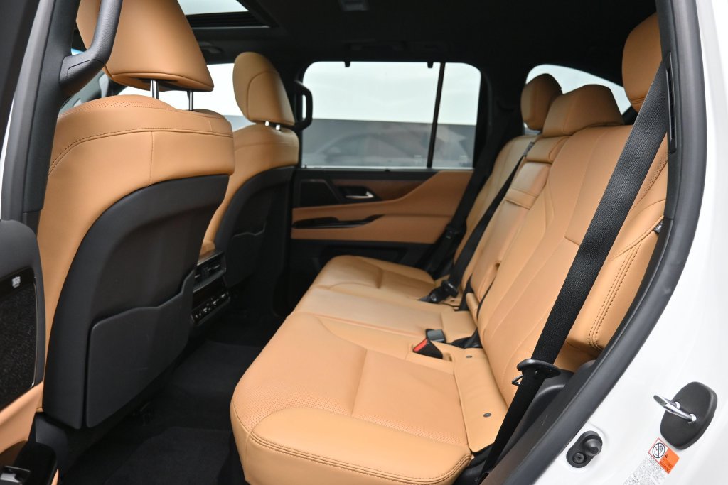 Used 2025 Lexus LX 600 4WD w/ Luxury Package image 18