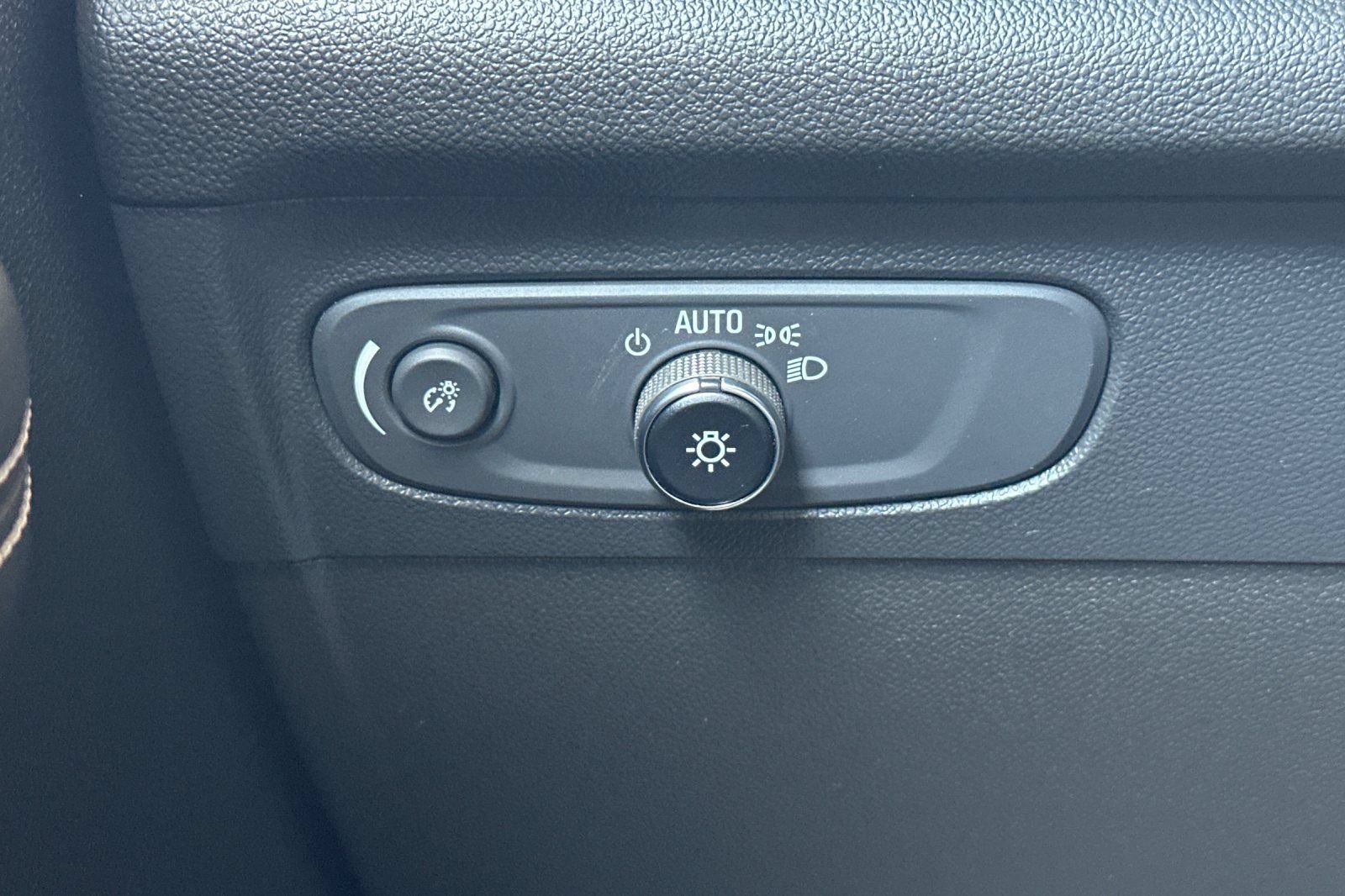 Certified 2023 Buick Envision Essence FWD image 35