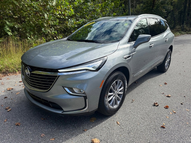 Used 2024 Buick Enclave Essence image 2