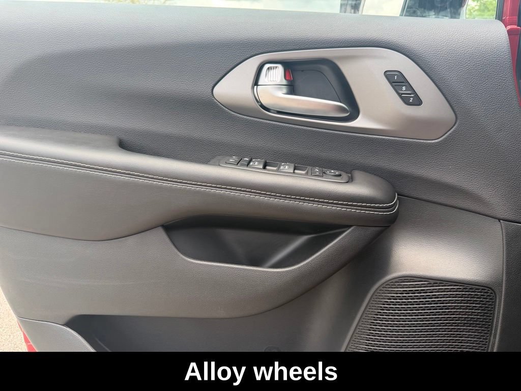 New 2027 Chrysler Pacifica Limited FWD image 24