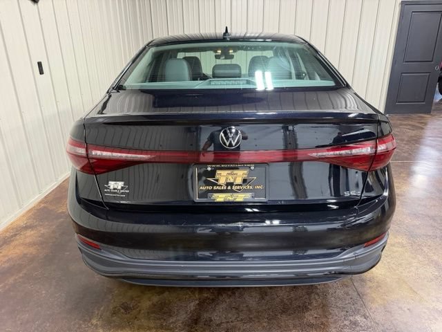 Used 2025 Volkswagen Jetta SE FWD image 9