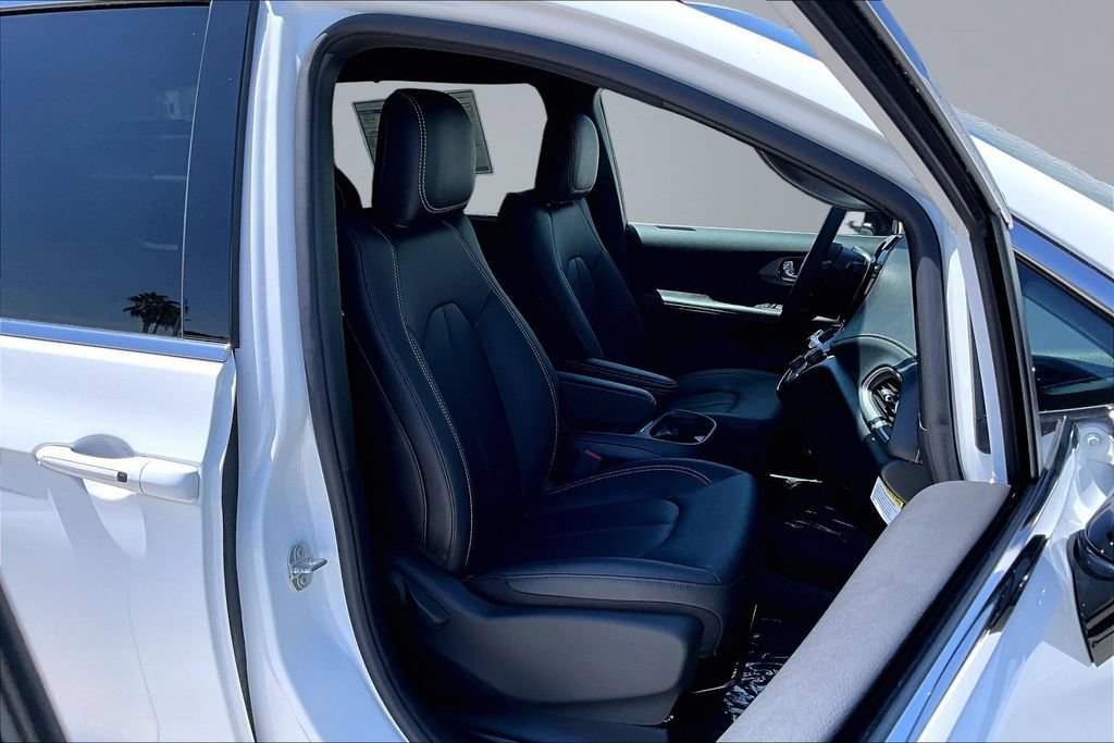 New 2027 Chrysler Pacifica Select FWD image 16
