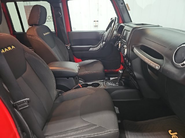 Used 2015 Jeep Wrangler Unlimited Sahara w/ Connectivity Group AWD/4WD image 28