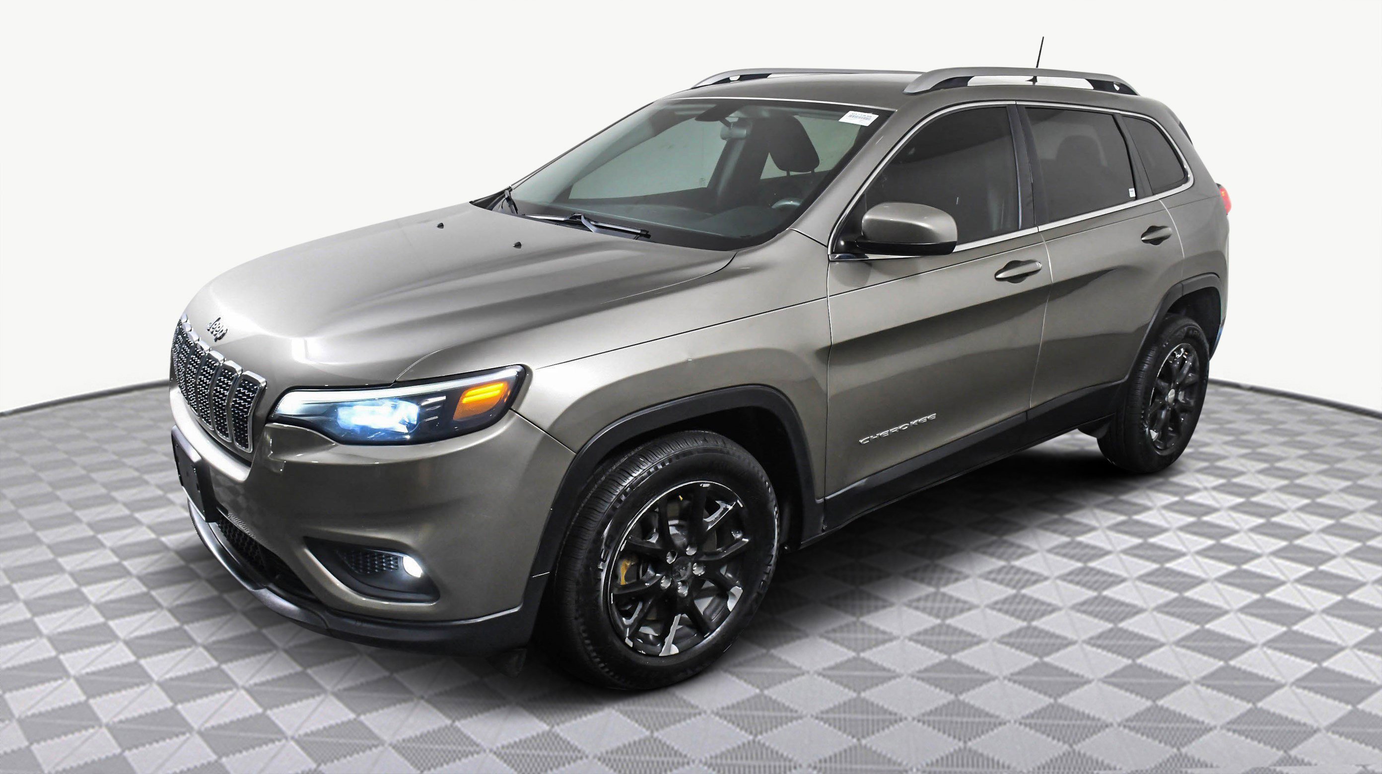 Used 2019 Jeep Cherokee Latitude w/ Popular Appearance Group image 4