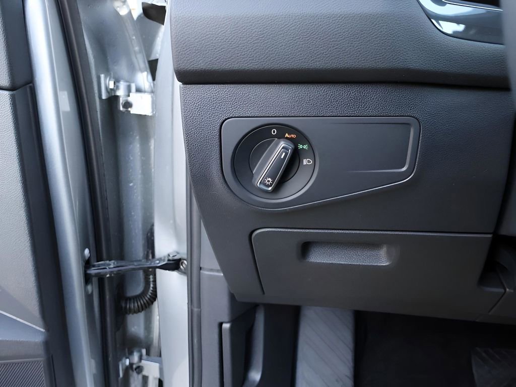 Used 2022 Volkswagen Tiguan SE w/ Panoramic Sunroof Package image 37