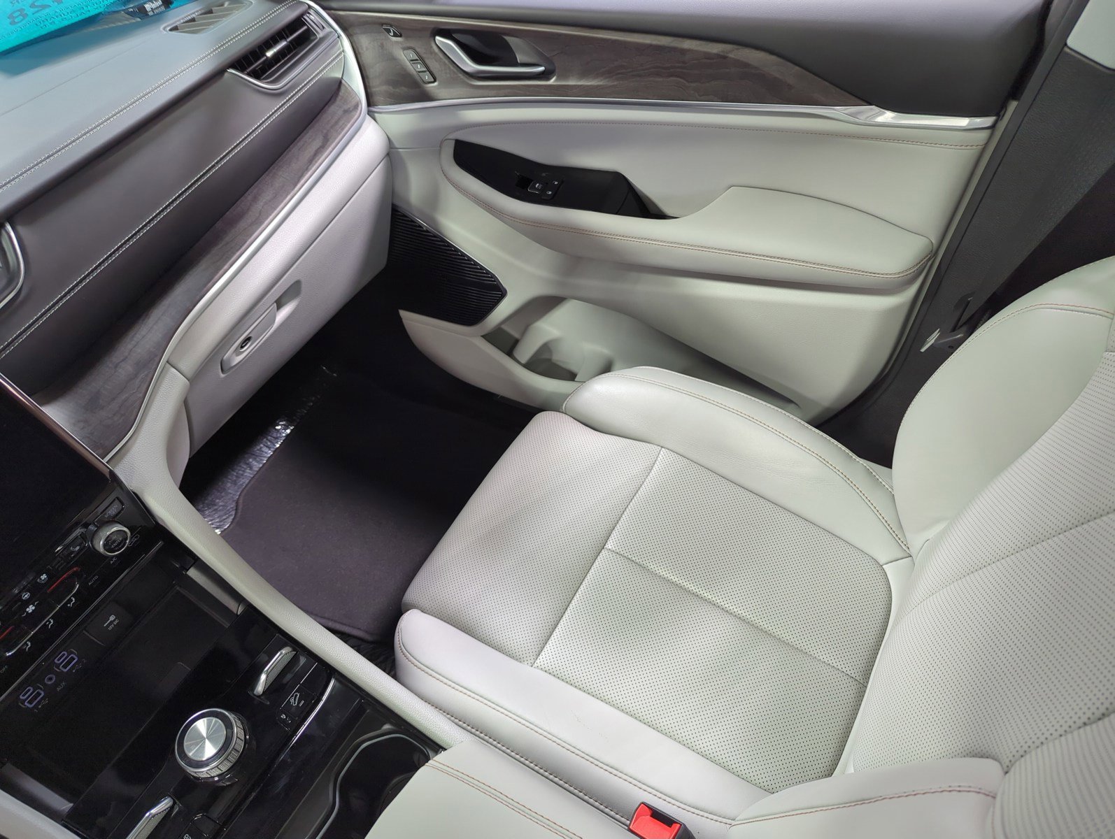 Used 2022 Jeep Grand Cherokee Overland w/ Advanced Protech Group III image 11