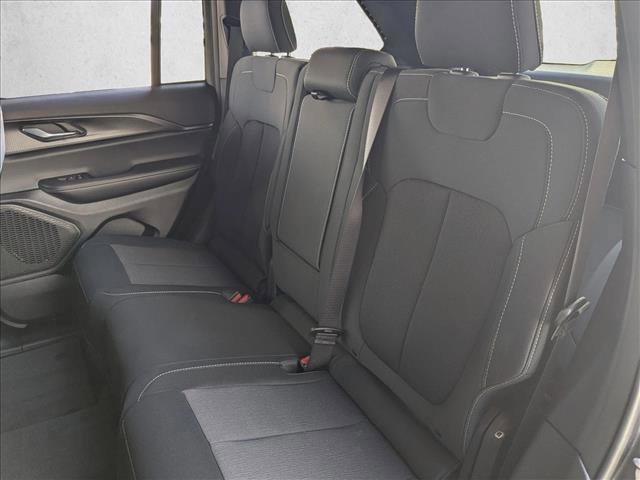 Used 2025 Jeep Grand Cherokee Laredo AWD/4WD image 18