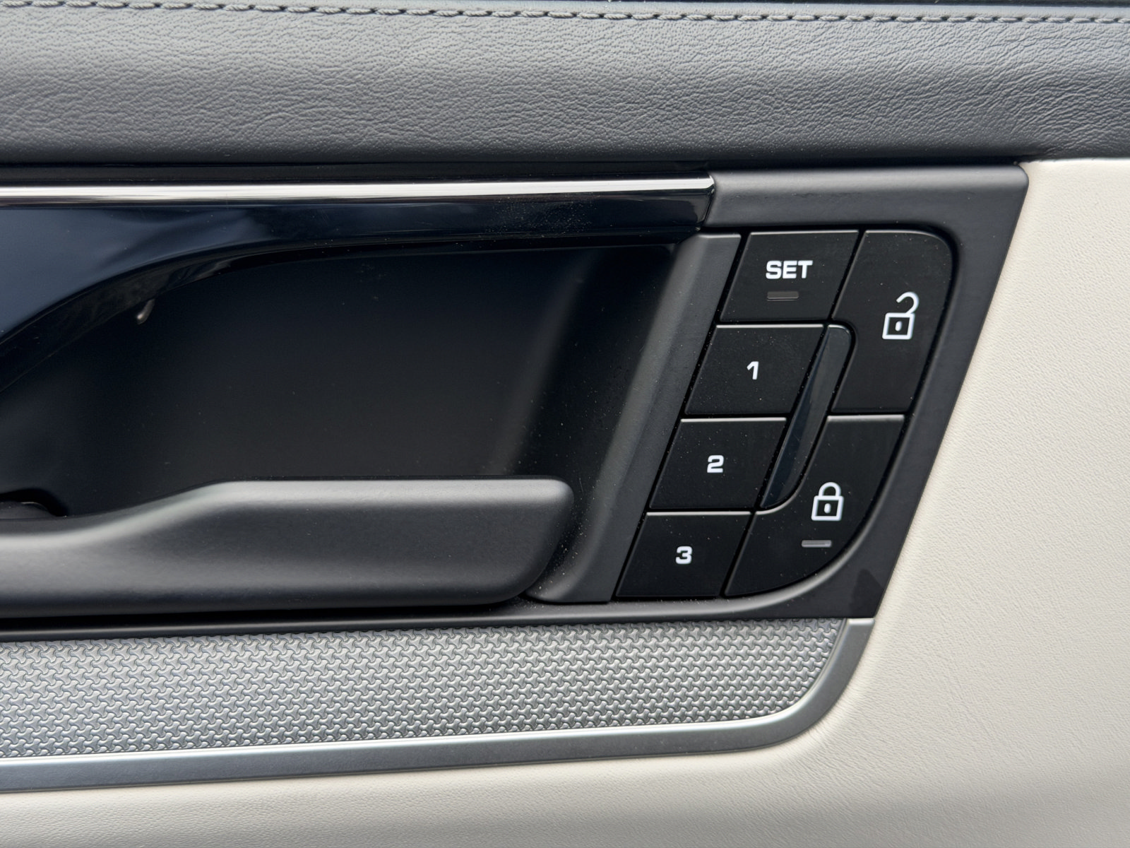 Certified 2024 Porsche Cayenne S AWD/4WD image 21