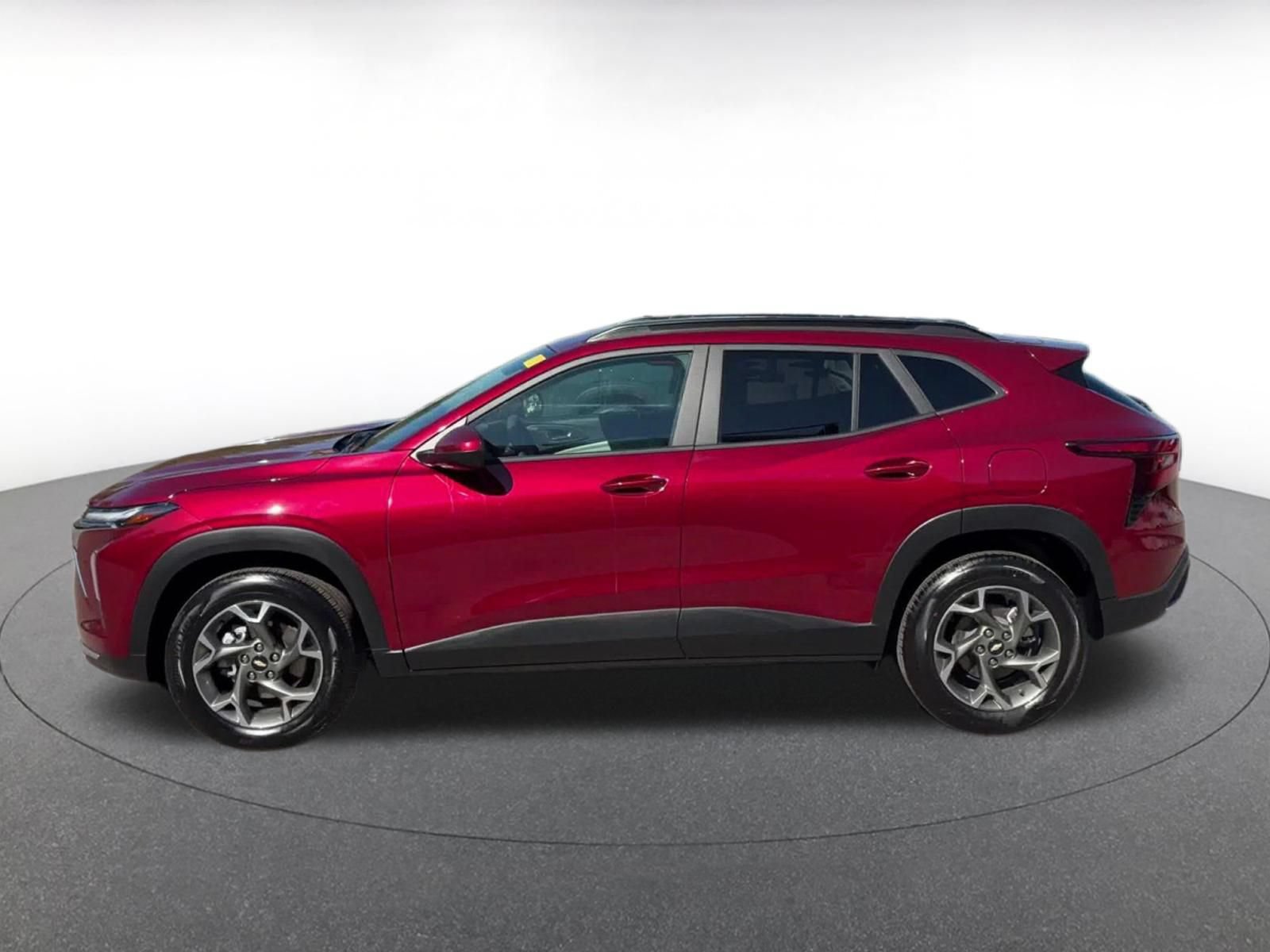 Used 2025 Chevrolet Trax LT FWD image 8