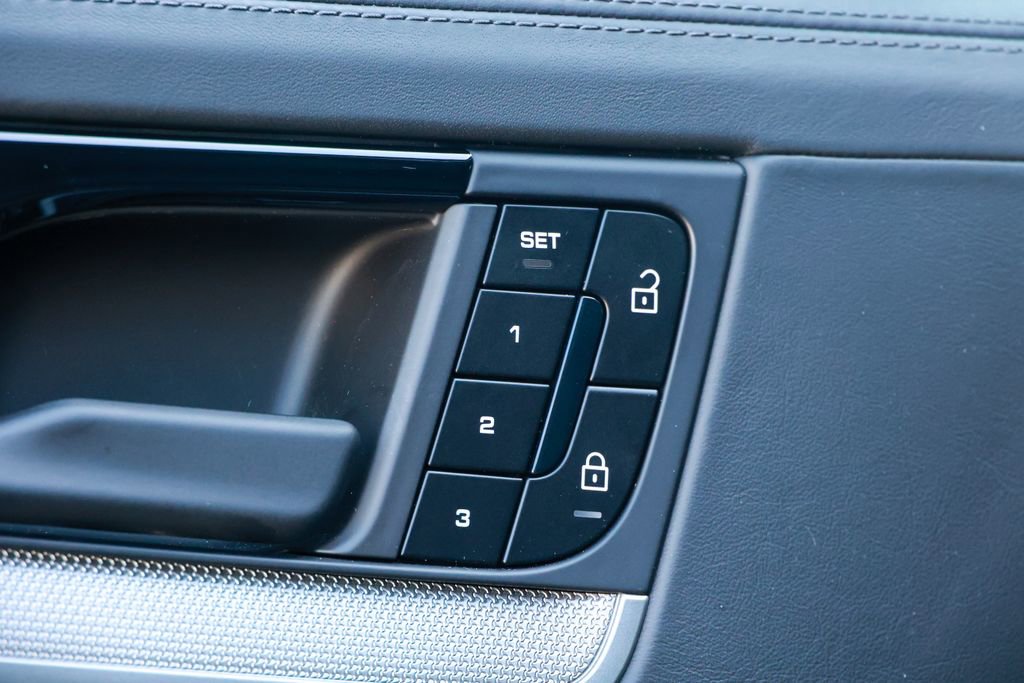 Certified 2025 Porsche Cayenne E-Hybrid Coupe image 26