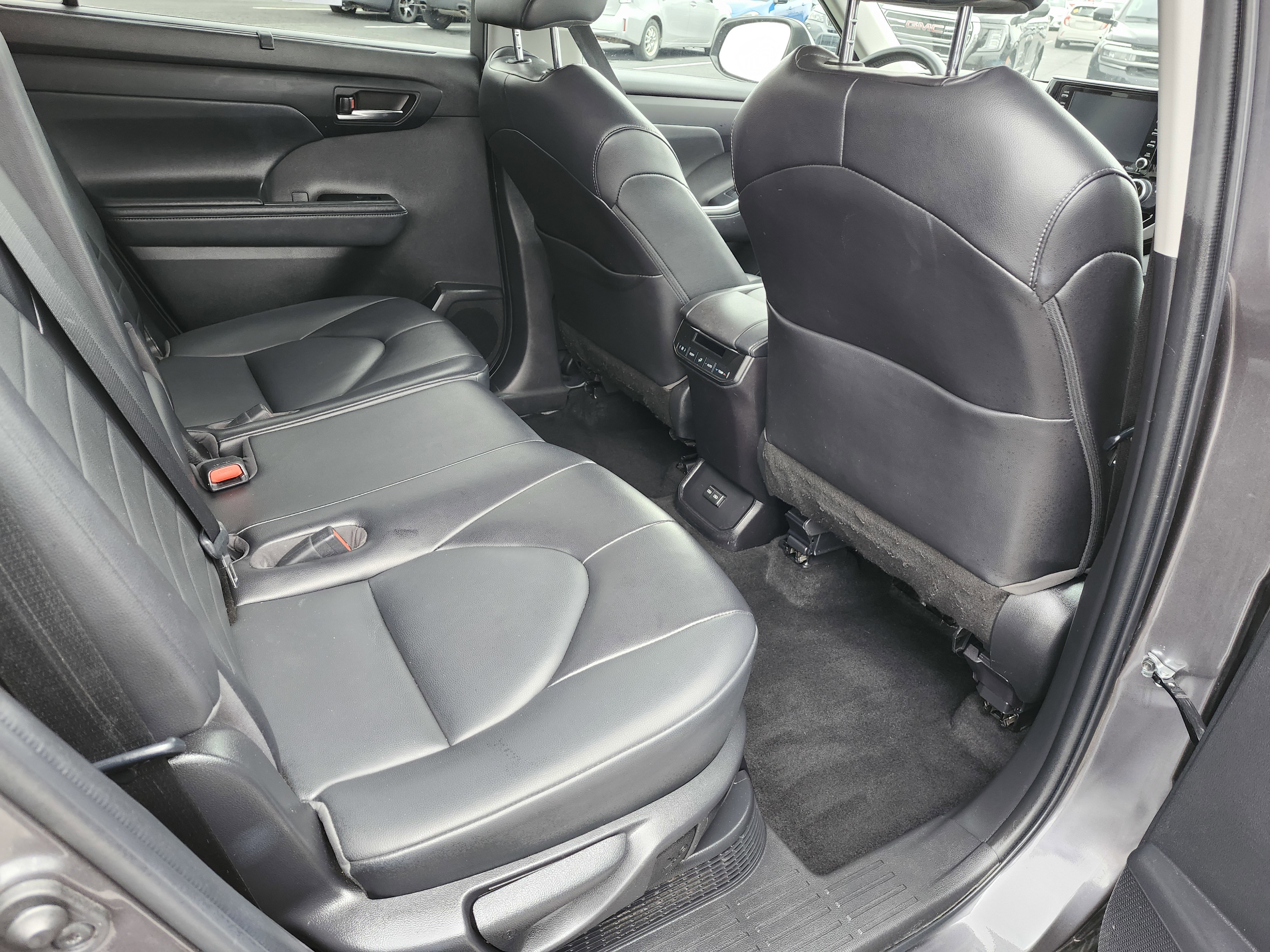 Used 2022 Toyota Highlander XLE image 24
