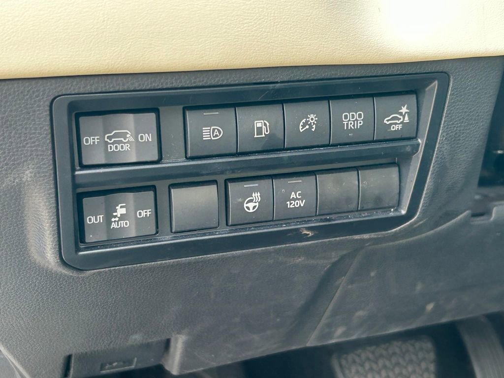 Used 2023 Toyota Sequoia Capstone RWD image 34