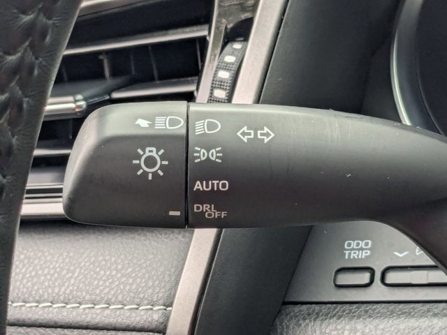 Used 2020 Toyota Camry SE image 12