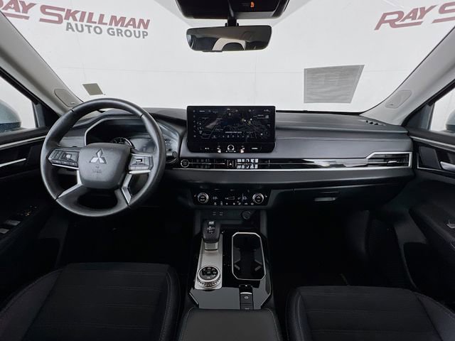 Used 2025 Mitsubishi Outlander SE image 25