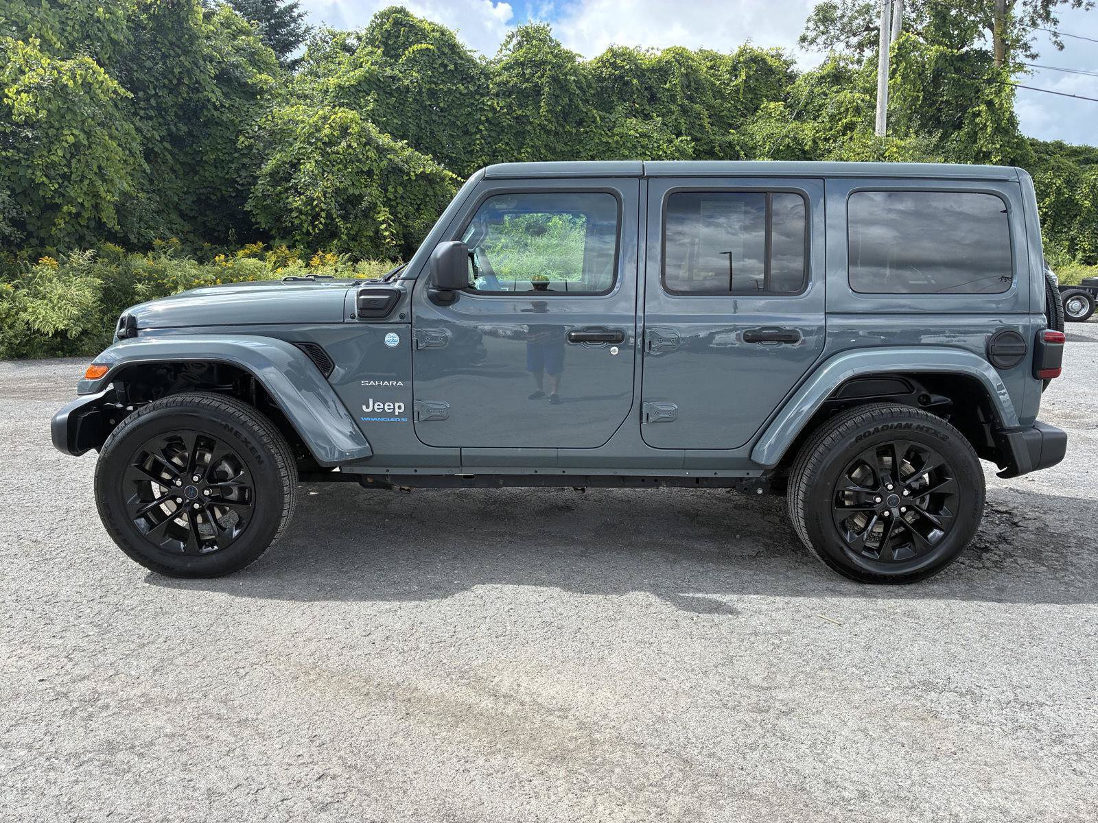 Used 2024 Jeep Wrangler Unlimited Sahara AWD/4WD image 4