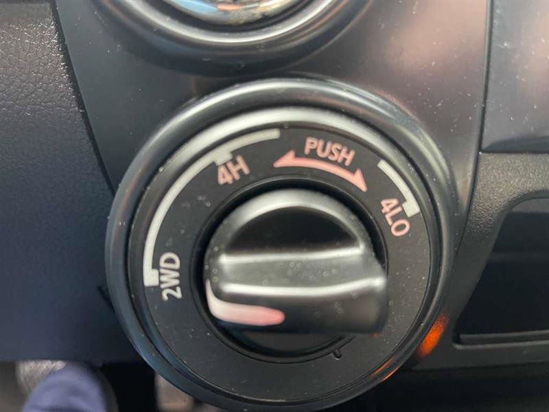 Used 2018 Nissan Titan SV w/ SV Convenience Package image 27