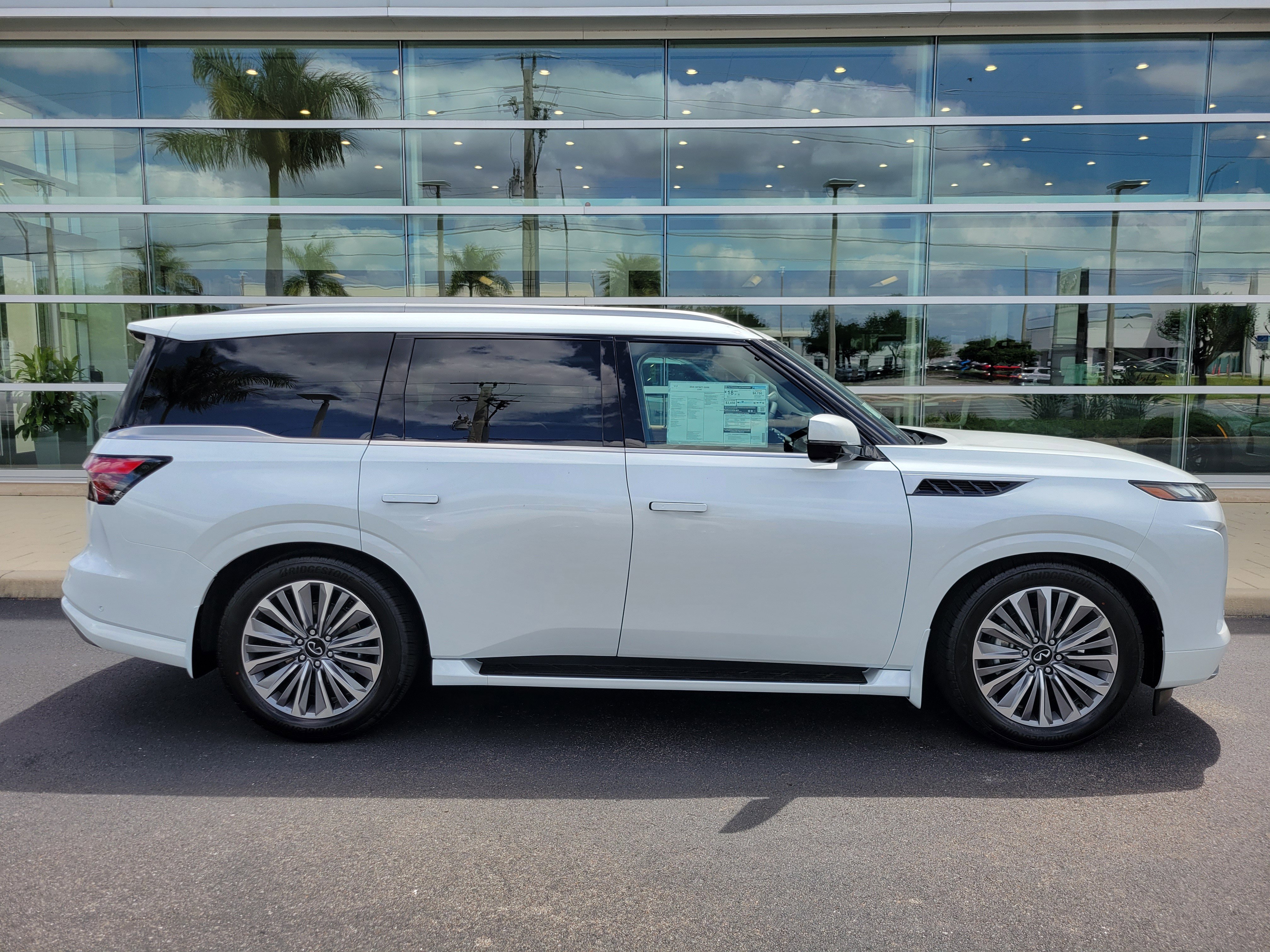 New 2026 INFINITI QX80 Luxe RWD image 3