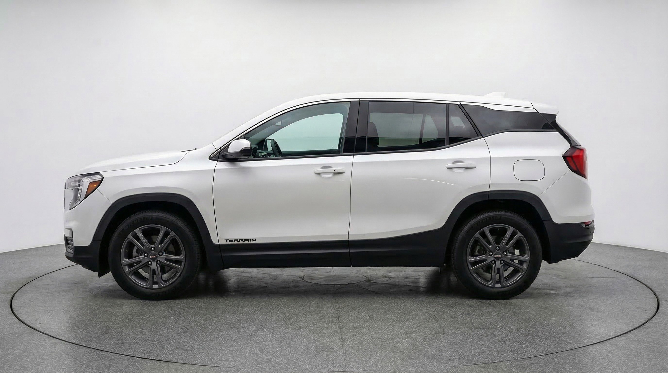 Used 2024 GMC Terrain SLE image 5