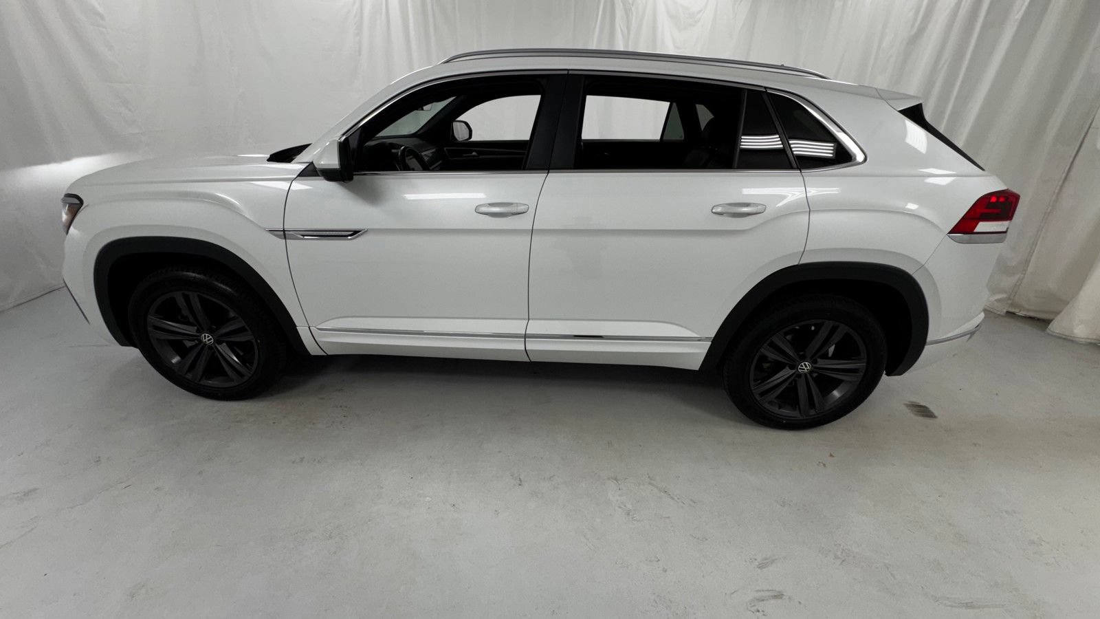 Used 2022 Volkswagen Atlas Cross Sport SEL R-Line AWD/4WD image 6