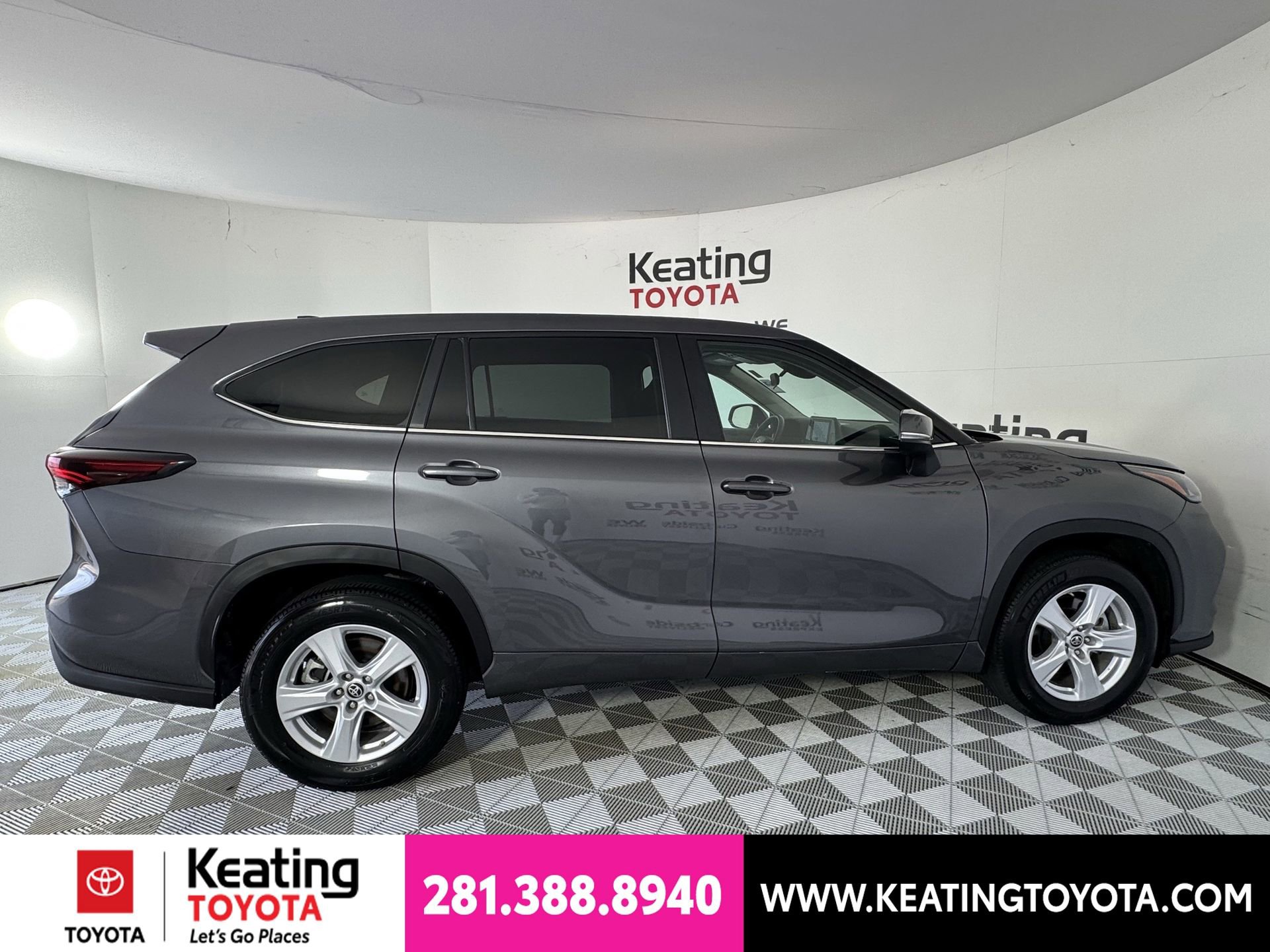 Used 2025 Toyota Highlander LE FWD image 4