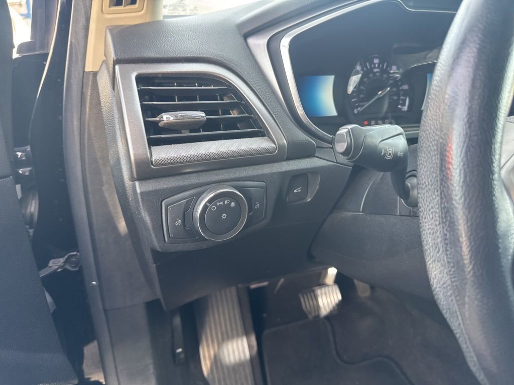 Used 2020 Ford Fusion SE image 8