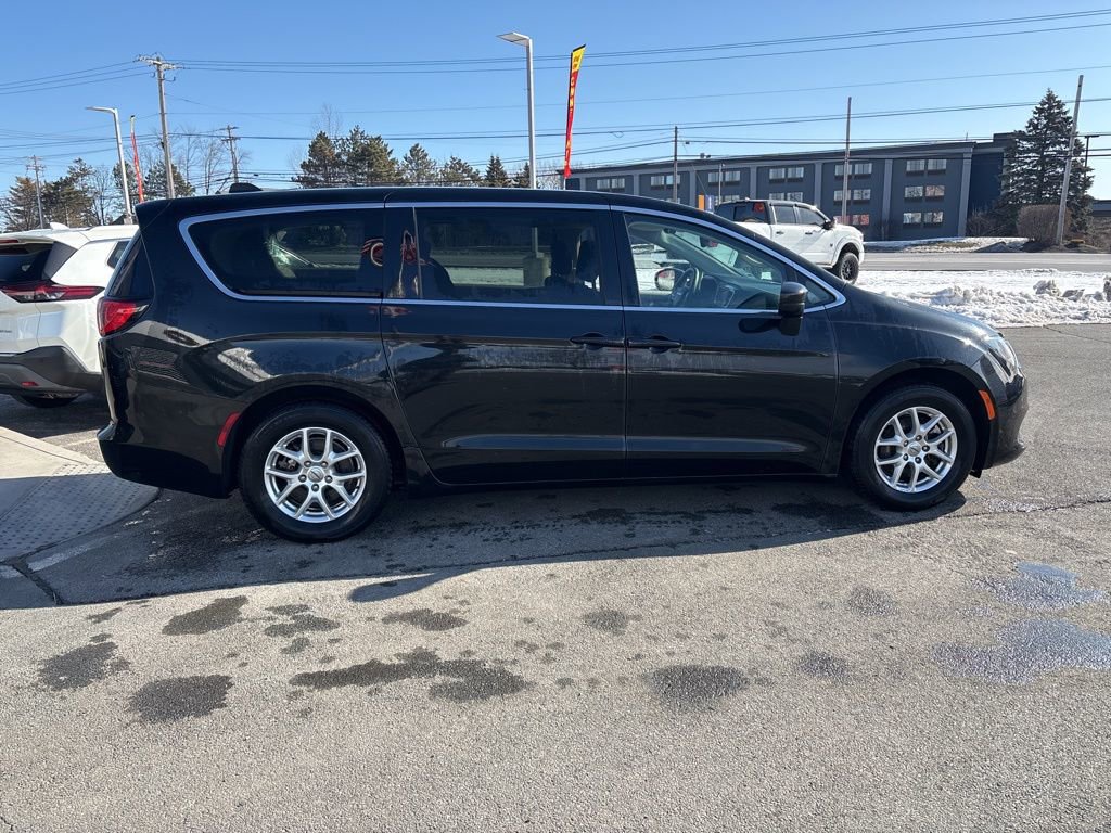 Used 2023 Chrysler Voyager LX image 8