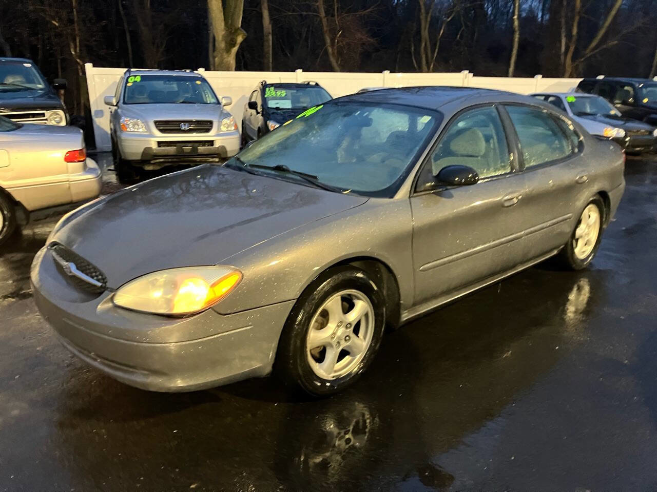 Used 2004 Ford Taurus SE image 2