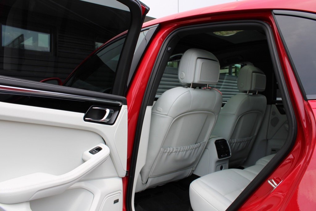 Used 2025 Porsche Macan image 26