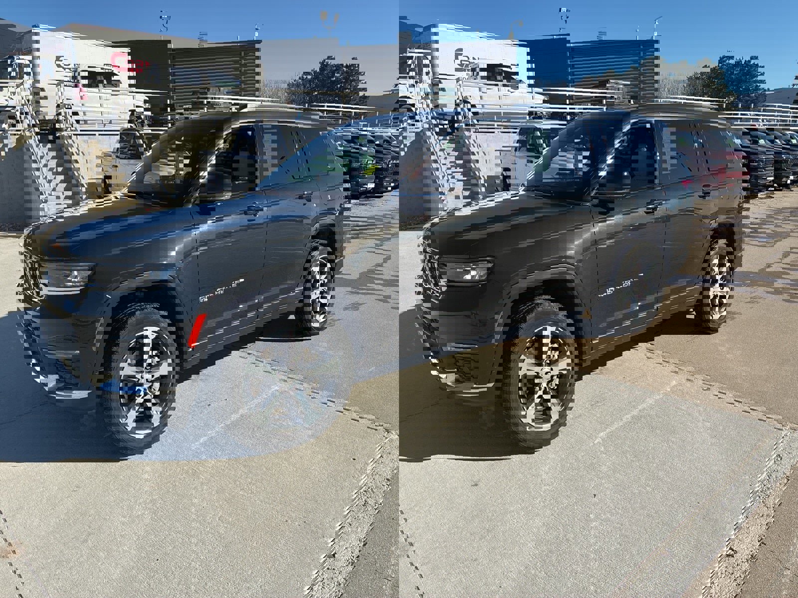 Used 2023 Jeep Grand Cherokee L Limited w/ Luxury Tech Group II image 1