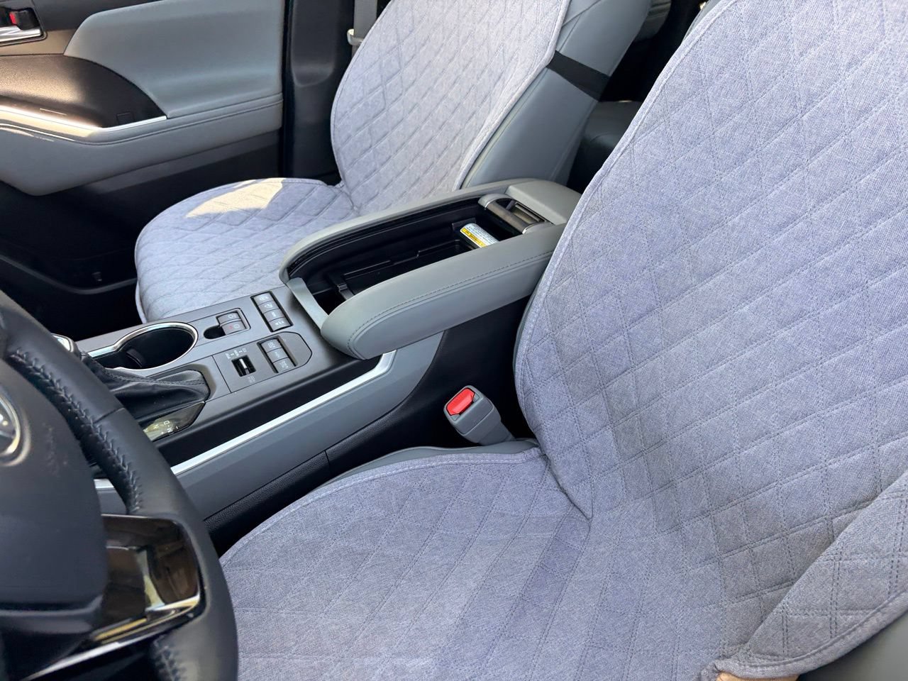 Used 2021 Toyota Highlander XLE AWD/4WD image 16