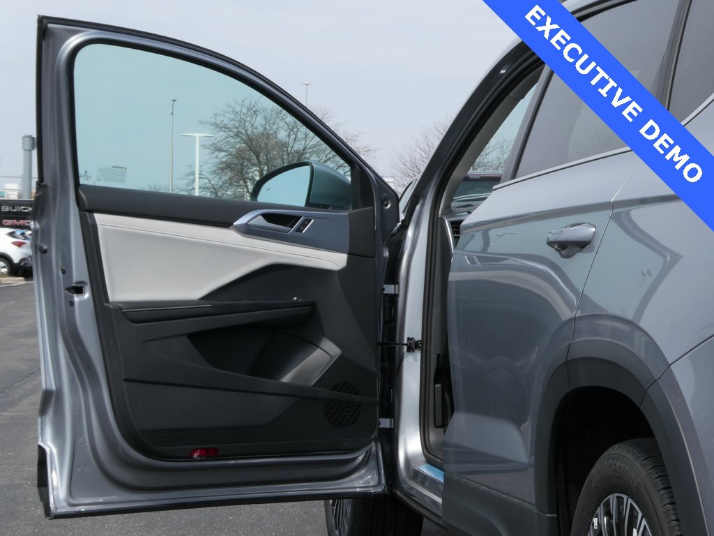 Certified 2025 Volkswagen Taos SE image 28