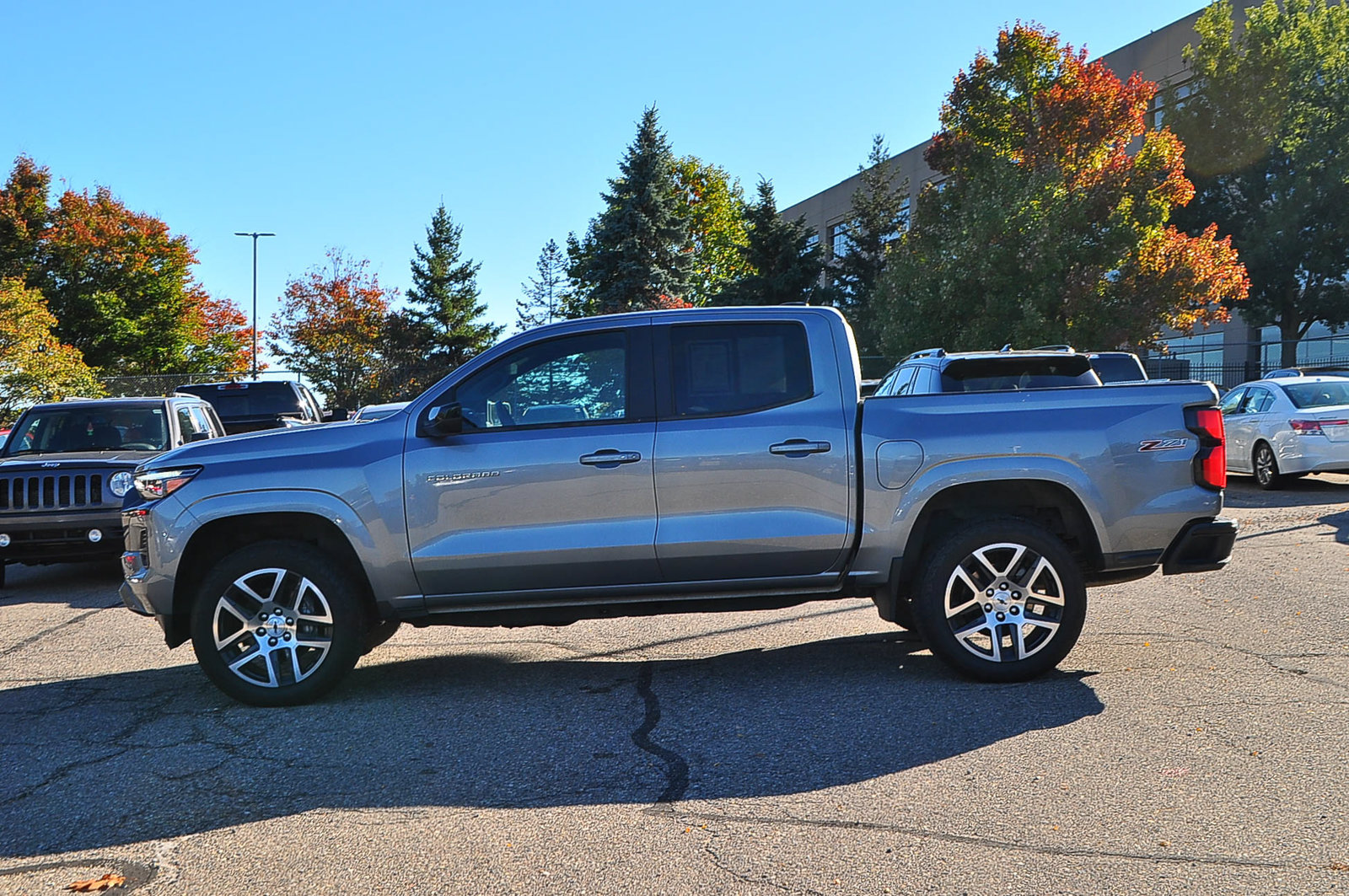 Used 2023 Chevrolet Colorado Z71 w/ Advanced Trailering Package AWD/4WD image 6