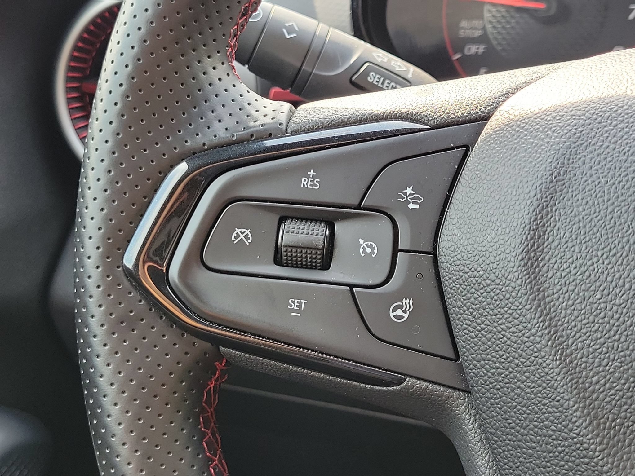 Used 2024 Chevrolet Trax RS w/ Sunroof Package FWD image 11