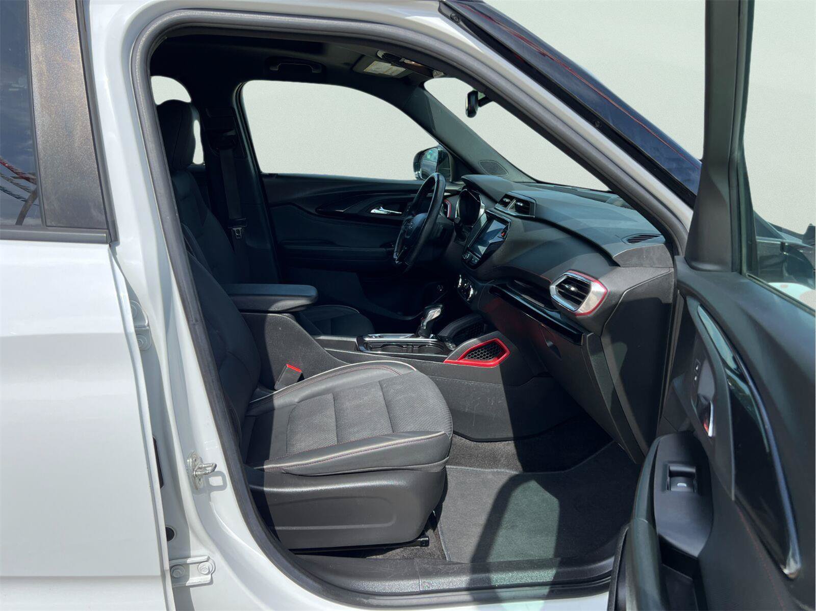 Used 2023 Chevrolet TrailBlazer RS w/ Sun and Liftgate Package FWD image 22