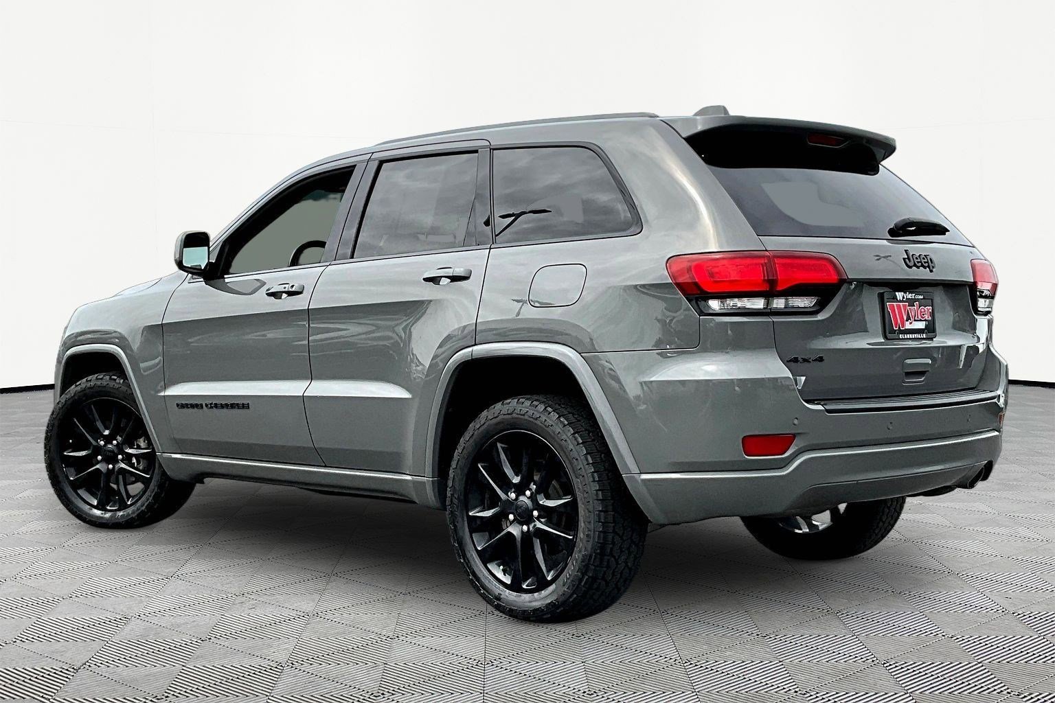 Used 2019 Jeep Grand Cherokee Altitude AWD/4WD image 4