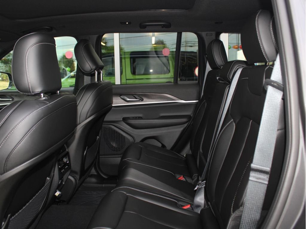 New 2025 Jeep Grand Cherokee Limited image 30