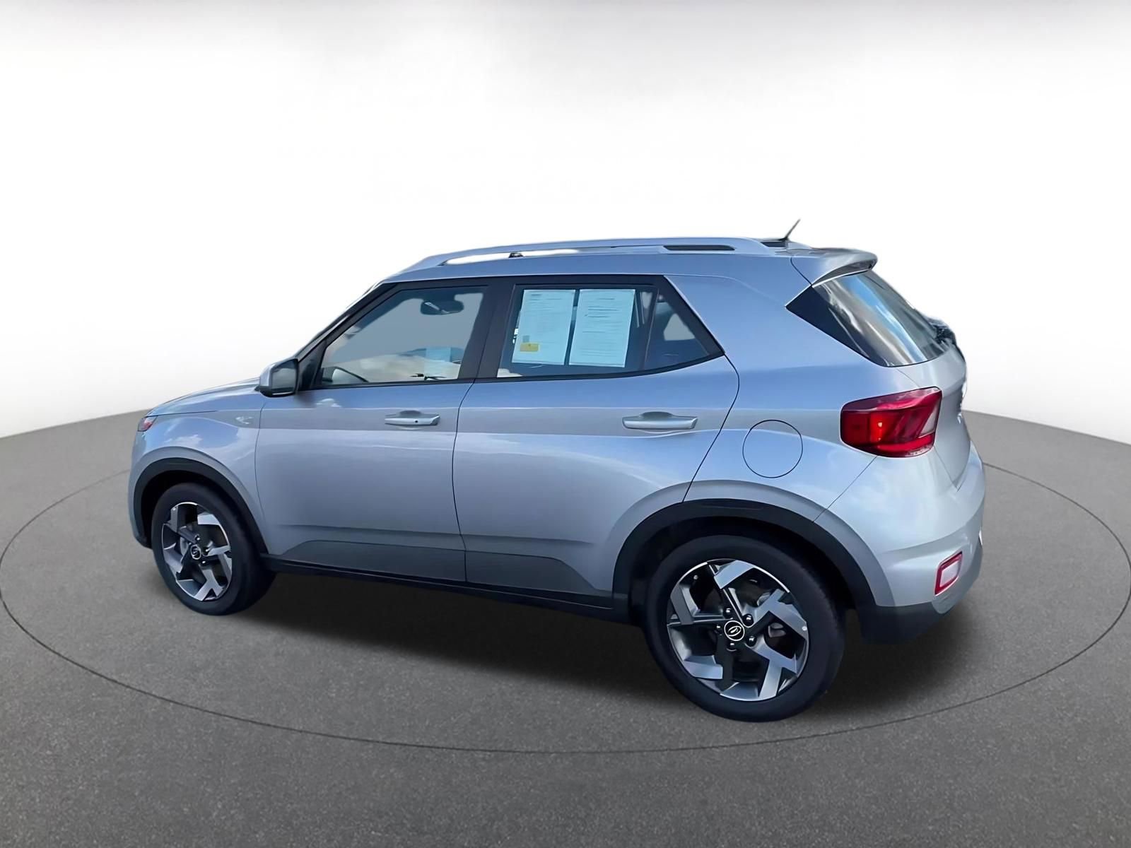 Used 2025 Hyundai Venue SEL FWD image 10