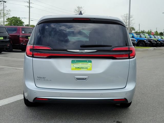 Used 2024 Chrysler Pacifica Touring-L image 5