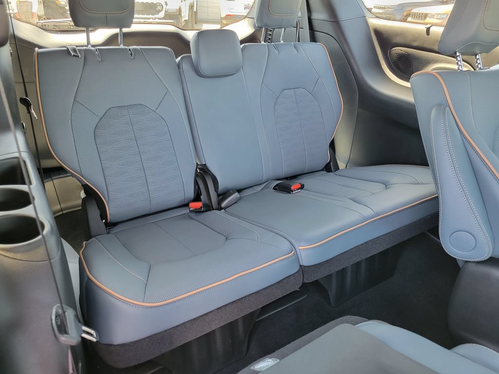 New 2027 Chrysler Pacifica Pinnacle w/ Theater Group AWD/4WD image 23
