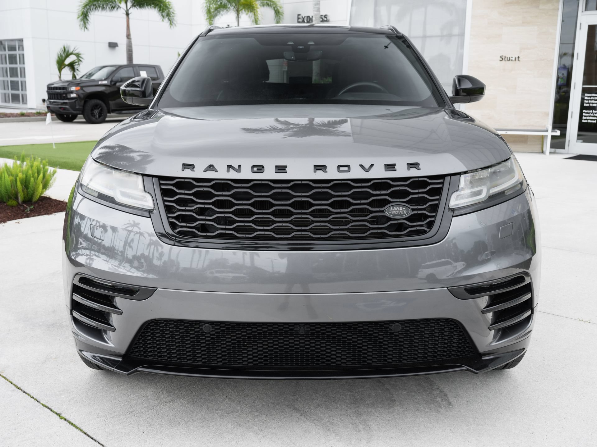 Used 2019 Land Rover Range Rover Velar R-Dynamic SE AWD/4WD image 4